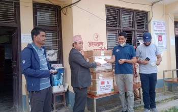 नेकपा माओवादी केन्द्र बैतडीले स्वास्थ्य कार्यालयलाई स्वास्थ्य सामग्री हस्तान्तरण गर्यो
